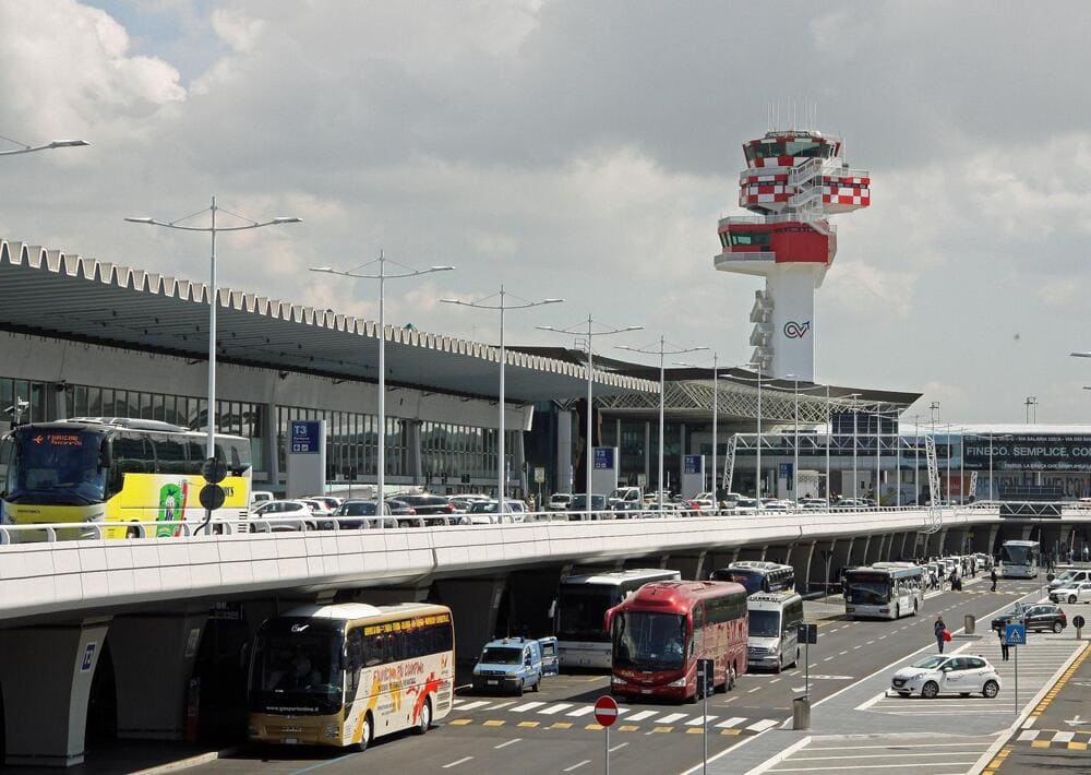 Du khách có thể di chuyển bằng các phương tiện công cộng vào trung tâm thành phố